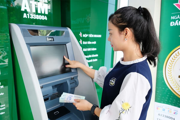 Cách chuyển tiền mặt vào tài khoản ATM, CDM